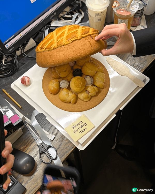 呢個真係估唔到嘅菠蘿包入面原來咁多個麵包同蛋糕係我一個同事生...