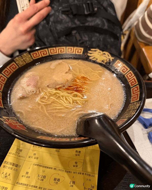 日本心齋橋內的一蘭拉麵，湯底濃郁到是淺啡色，加上少許的紅色辣...
