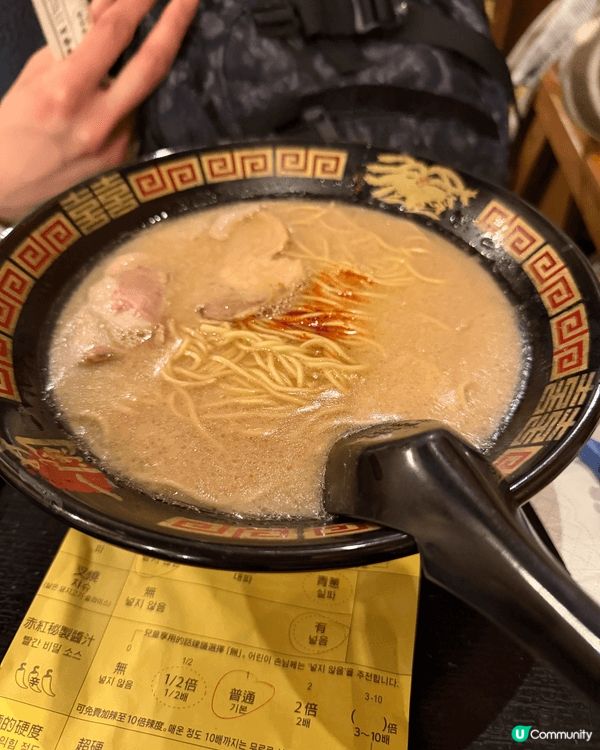 日本心齋橋內的一蘭拉麵，湯底濃郁到是淺啡色，加上少許的紅色辣...
