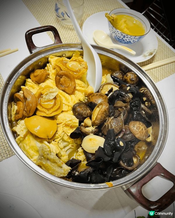 自家製盆菜是香港傳統節慶美食，將多層食材疊放在大盆中燜煮，寓...