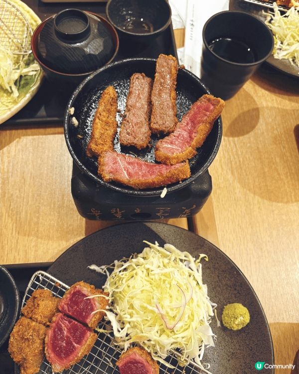 吉列牛（炸牛肉）外皮金黃酥脆，裹上日式麵包糠，炸到剛好熟嫩多...