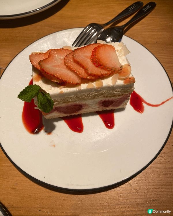 我最喜歡士多啤梨蛋糕，中間有很多士多啤梨，仲有芝士