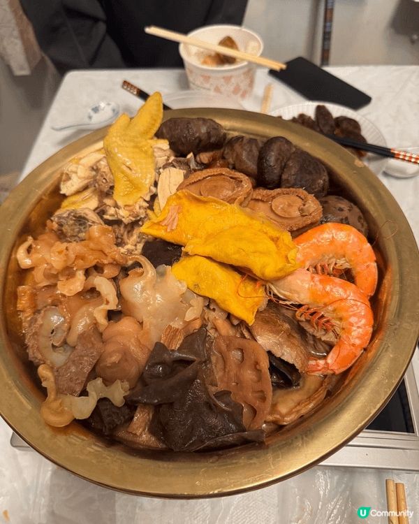 這個是海港酒家嘅花膠海參鮑魚盆菜,底部有隻大豬蹄,份量十足,...