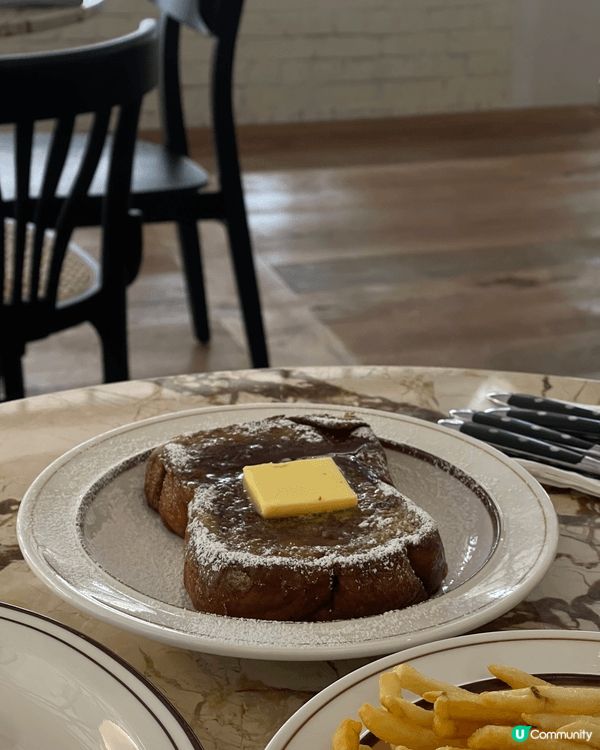 呢間Cafe超有feel～招牌法式吐司鬆軟綿密，淋滿蜜糖超治...