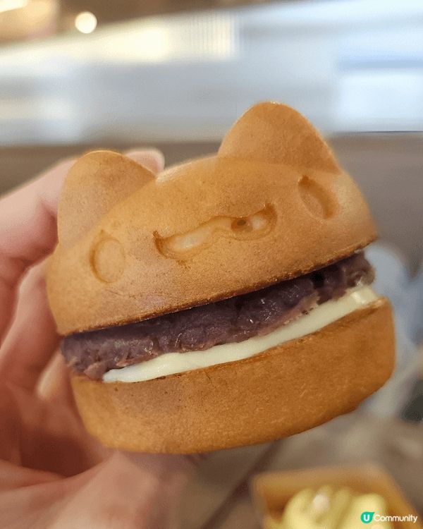 台中奶泡貓咖啡店必食首推「紅豆餅貓蟲」，咖波造型可愛到唔捨得...