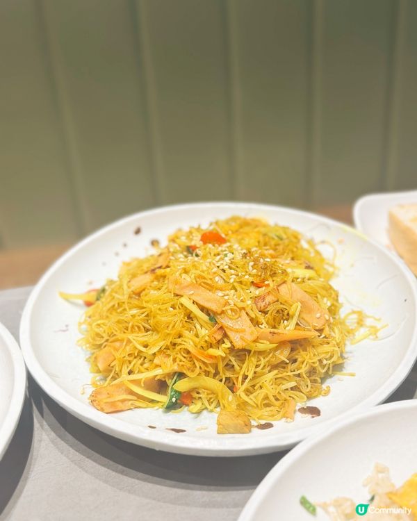 厚豬扒尊門店嘅元朗冰室,好多嘢食,午市炒粉炒麵炒飯,勁多選擇...