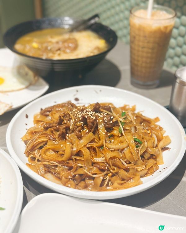 厚豬扒尊門店嘅元朗冰室,好多嘢食,午市炒粉炒麵炒飯,勁多選擇...