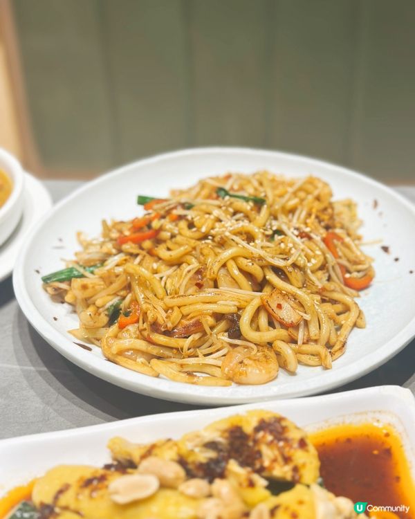 厚豬扒尊門店嘅元朗冰室,好多嘢食,午市炒粉炒麵炒飯,勁多選擇...