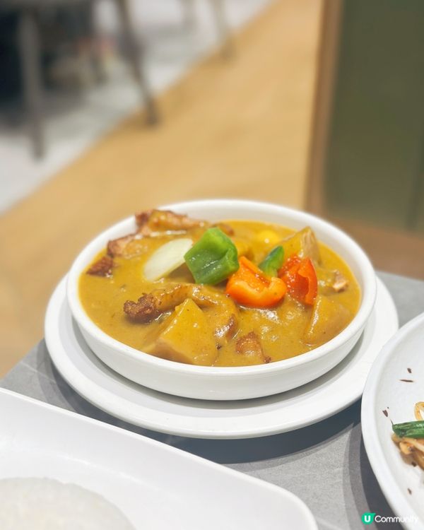 厚豬扒尊門店嘅元朗冰室,好多嘢食,午市炒粉炒麵炒飯,勁多選擇...