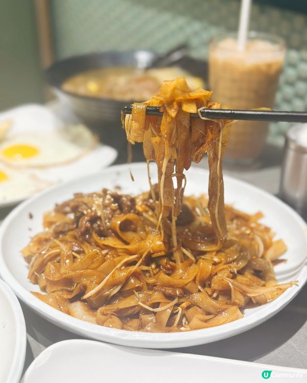 厚豬扒尊門店嘅元朗冰室,好多嘢食,午市炒粉炒麵炒飯,勁多選擇...