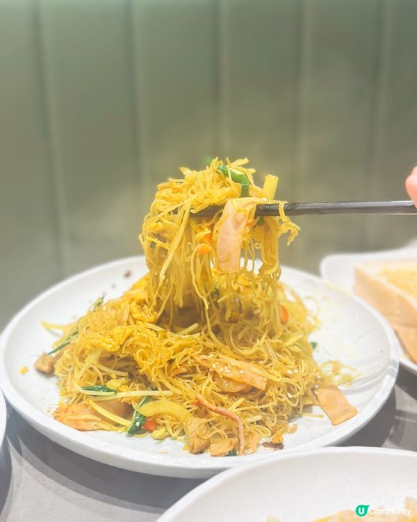 厚豬扒尊門店嘅元朗冰室,好多嘢食,午市炒粉炒麵炒飯,勁多選擇...