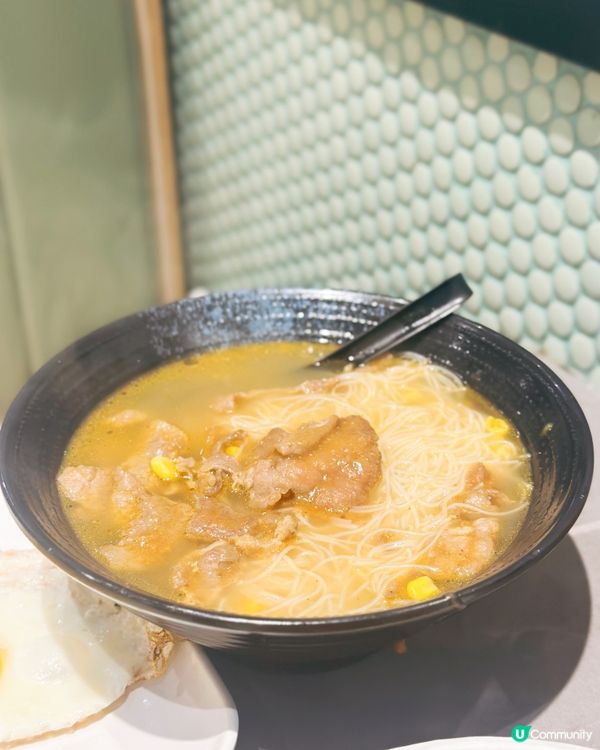 厚豬扒尊門店嘅元朗冰室,好多嘢食,午市炒粉炒麵炒飯,勁多選擇...