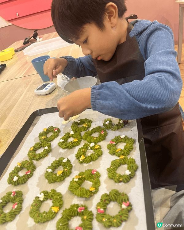 聖誕節，我哋去整咗聖誕花圈曲奇！