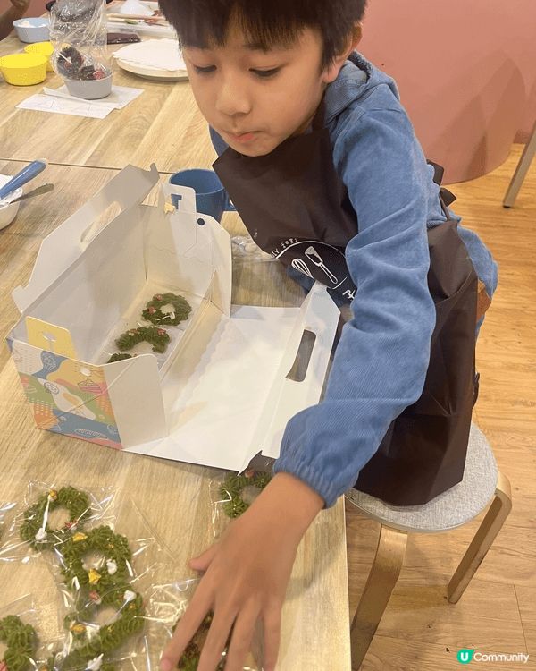 聖誕節，我哋去整咗聖誕花圈曲奇！