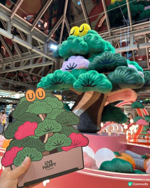 太古城中心今期跟青年藝術家謝凸攜手合作，將其品牌「松與松」筆...