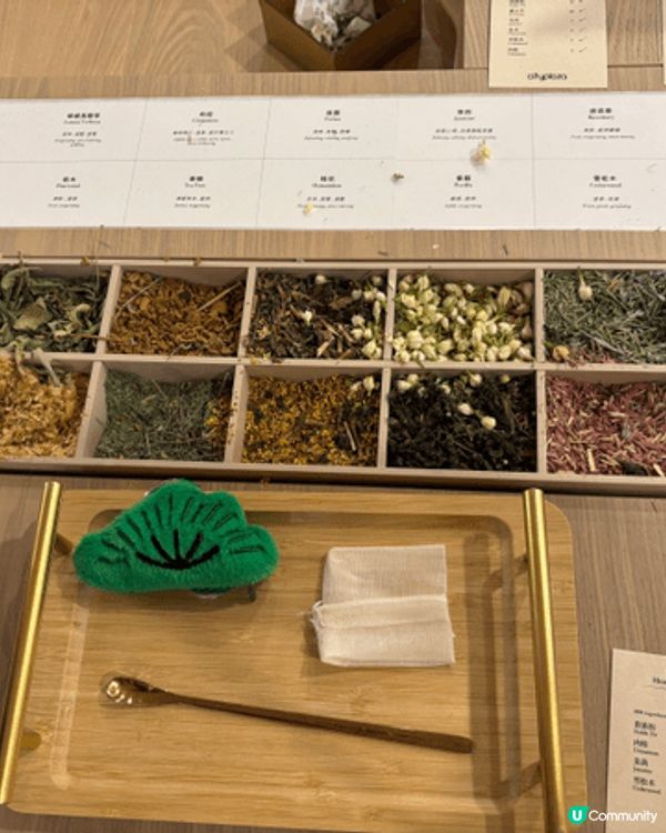 太古城中心今期跟青年藝術家謝凸攜手合作，將其品牌「松與松」筆...