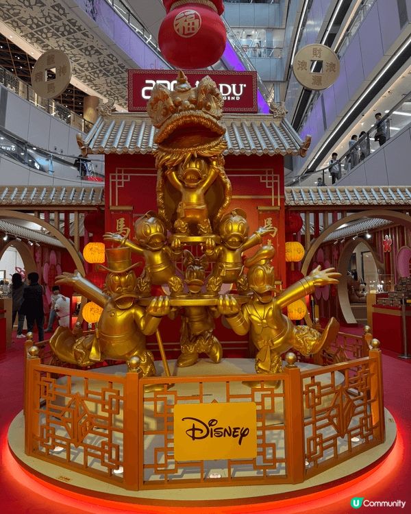 APM馬年佈置好靚，幾隻黃金唐老鴨表演醒獅確係好特別