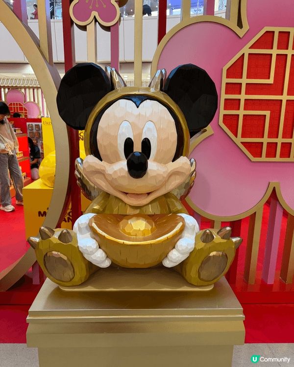 APM馬年佈置好靚，幾隻黃金唐老鴨表演醒獅確係好特別