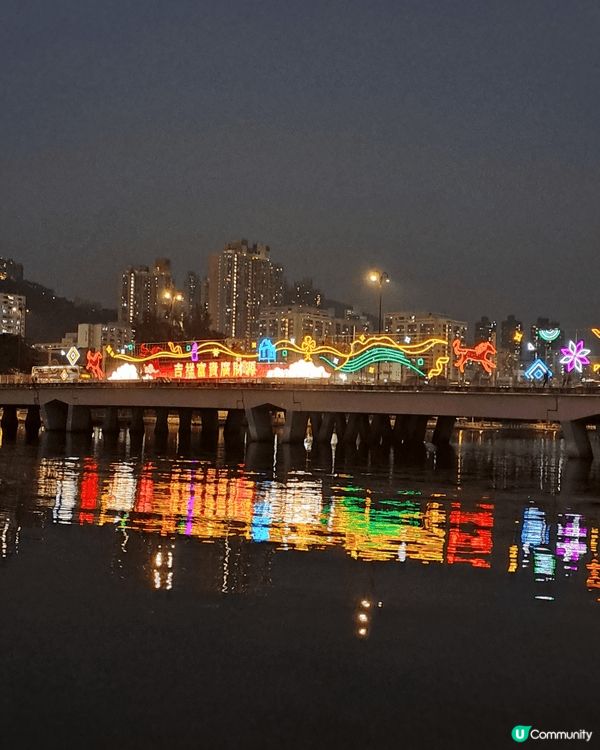 必去景點沙田城門河新年燈飾，絢麗夜景，氛圍悠閒，適合散步與慢...