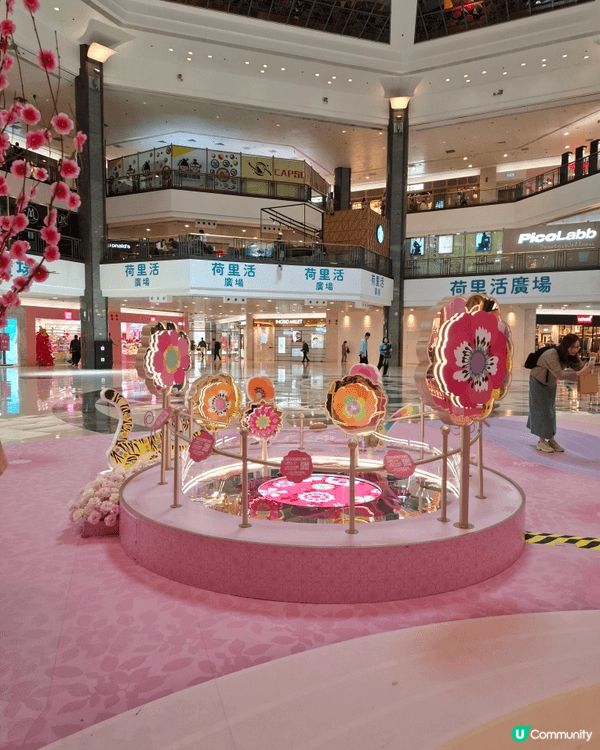 鑽石山荷里活廣場是東九龍超人氣商場，港鐵直達，經常推出大型主...