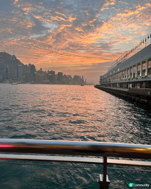 最近黃昏去左海港城海傍睇日落 橙黃色日落照落海面 波光粼粼 ...