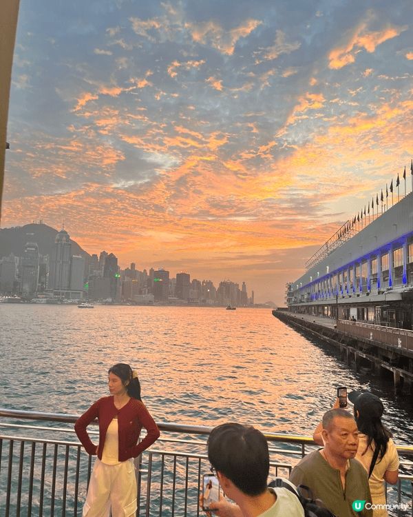 最近黃昏去左海港城海傍睇日落 橙黃色日落照落海面 波光粼粼 ...