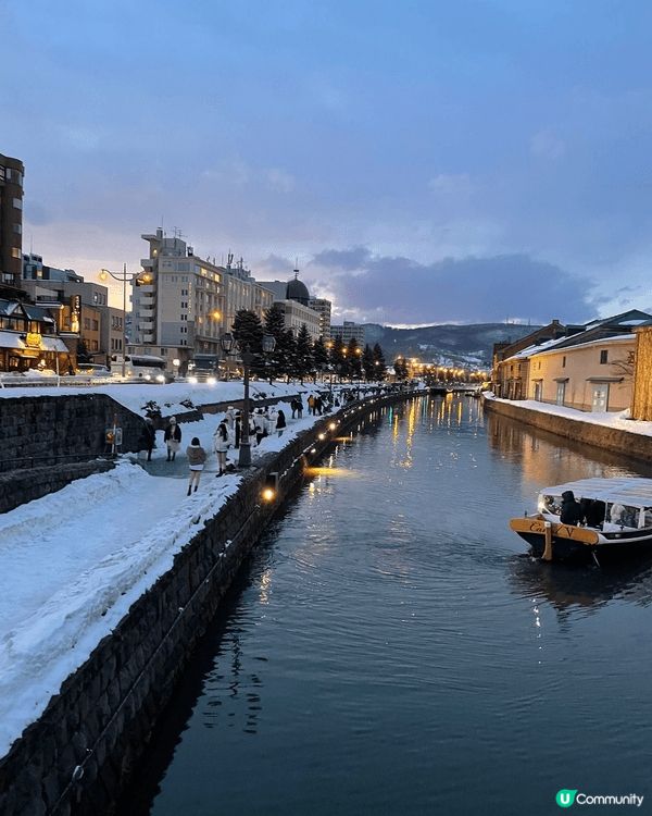 小樽運河日落超浪漫！傍晚時分，映照石造倉庫與水面倒影，藍調天...