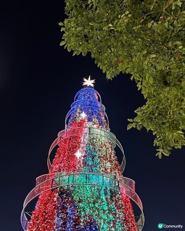 中環皇后像廣場洋溢着濃濃既聖誕氣氛，七彩變幻既聖誕樹，成為左...