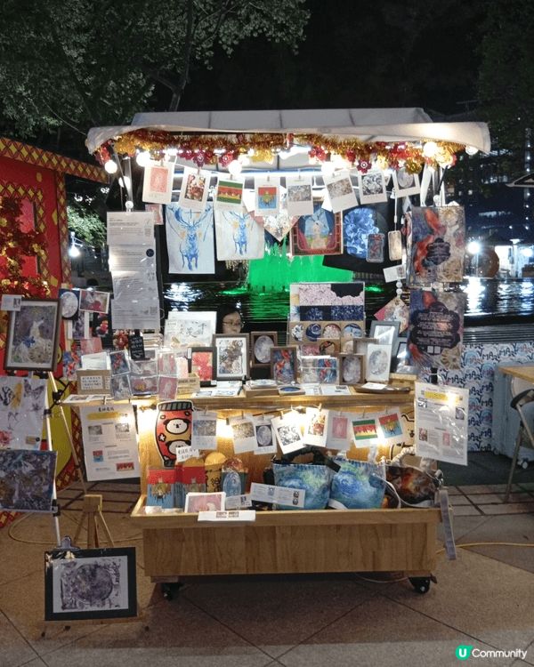 V Mart巿集位於維園的噴水池廣場及南亭廣場，檔主售賣自己...