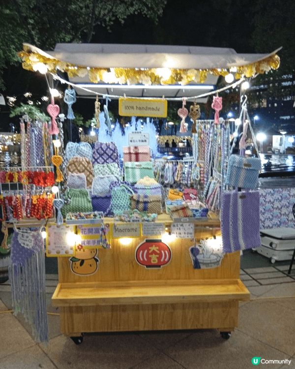 V Mart巿集位於維園的噴水池廣場及南亭廣場，檔主售賣自己...