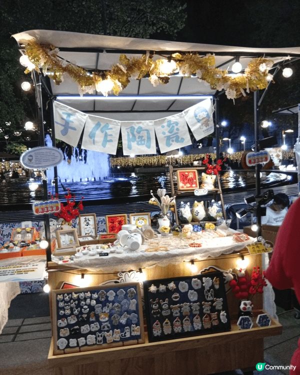 V Mart巿集位於維園的噴水池廣場及南亭廣場，檔主售賣自己...