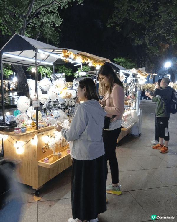 V Mart巿集位於維園的噴水池廣場及南亭廣場，檔主售賣自己...