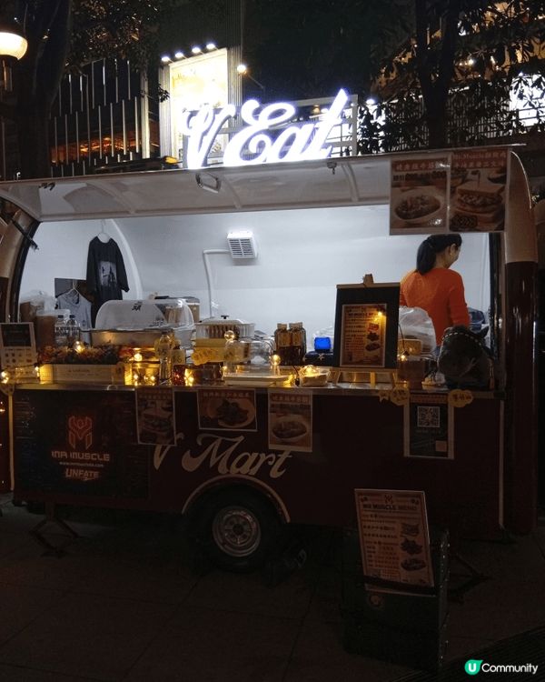 V Mart巿集位於維園的噴水池廣場及南亭廣場，檔主售賣自己...