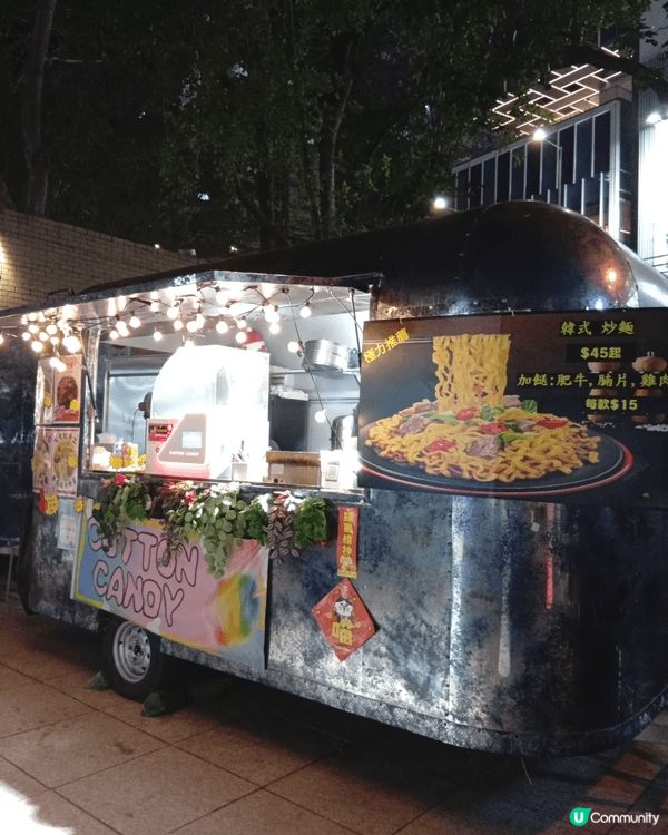 V Mart巿集位於維園的噴水池廣場及南亭廣場，檔主售賣自己...