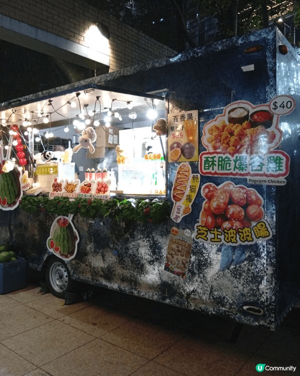 V Mart巿集位於維園的噴水池廣場及南亭廣場，檔主售賣自己...