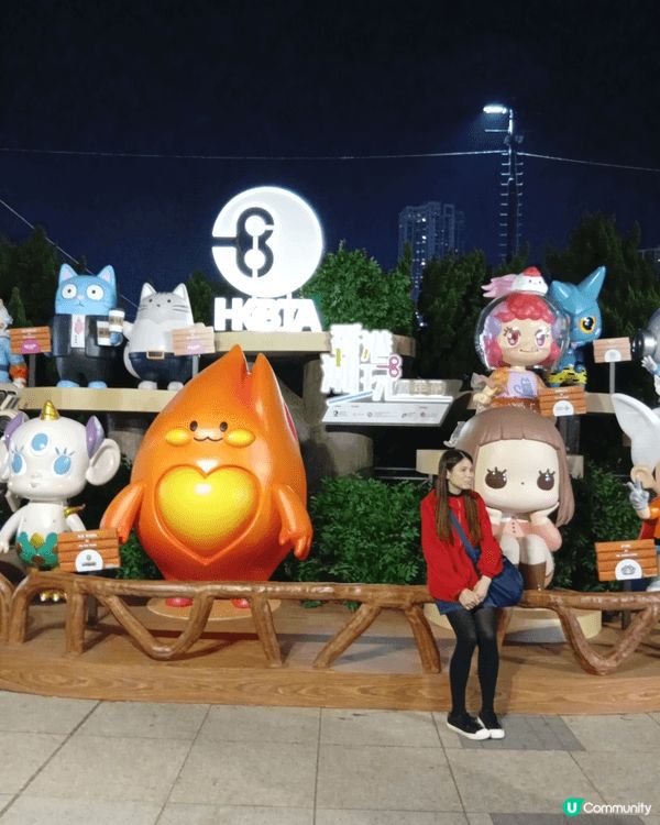 V Mart巿集位於維園的噴水池廣場及南亭廣場，檔主售賣自己...