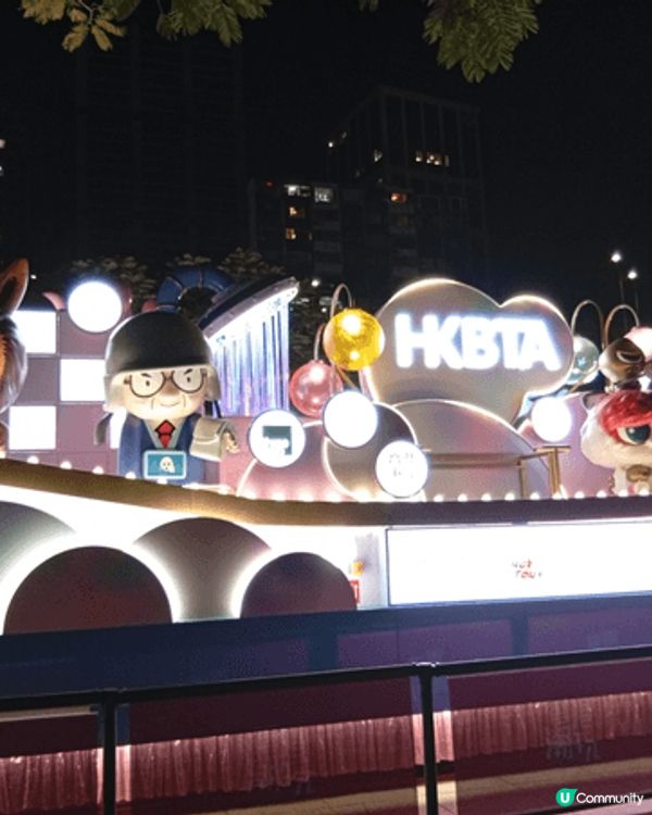 V Mart巿集位於維園的噴水池廣場及南亭廣場，檔主售賣自己...