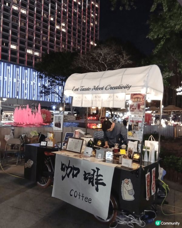 V Mart巿集位於維園的噴水池廣場及南亭廣場，檔主售賣自己...