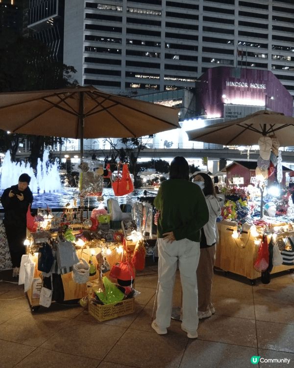 V Mart巿集位於維園的噴水池廣場及南亭廣場，檔主售賣自己...