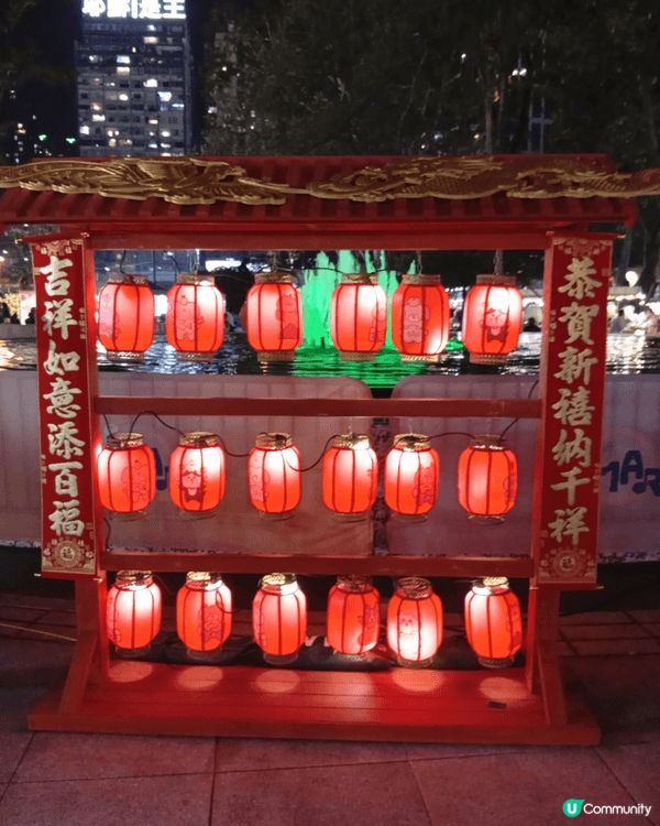 V Mart巿集位於維園的噴水池廣場及南亭廣場，檔主售賣自己...