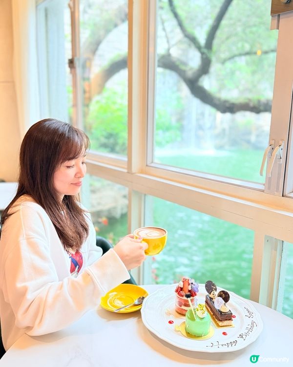 公園內優雅小瀑布景觀西餐