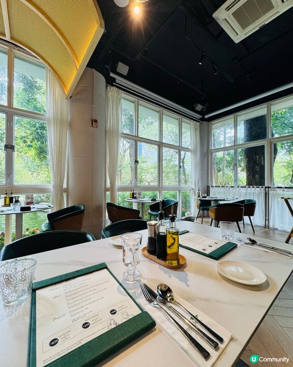 公園內優雅小瀑布景觀西餐