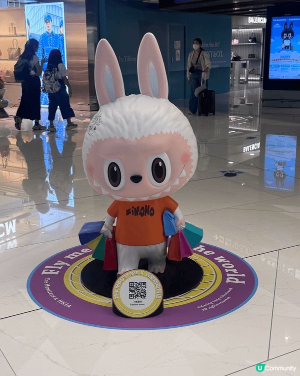 機場有labubu打卡熱點，四散喺唔同位置，如果電子消費購物...