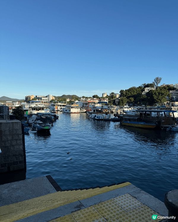 拍攝於西貢白沙灣碼頭，藍天與海岸線連成一片，能夠離開繁榮鬧市...