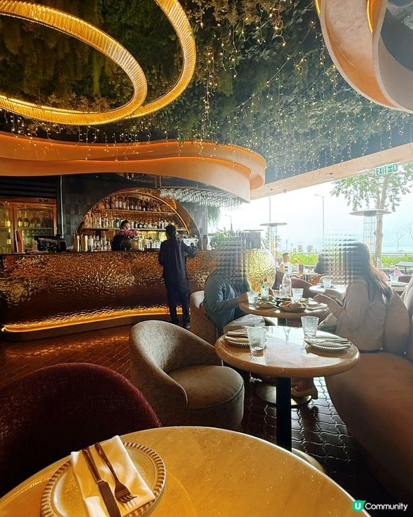 走進 Bushra,第一個感覺是節奏很舒服:燈光偏暖､香料味...