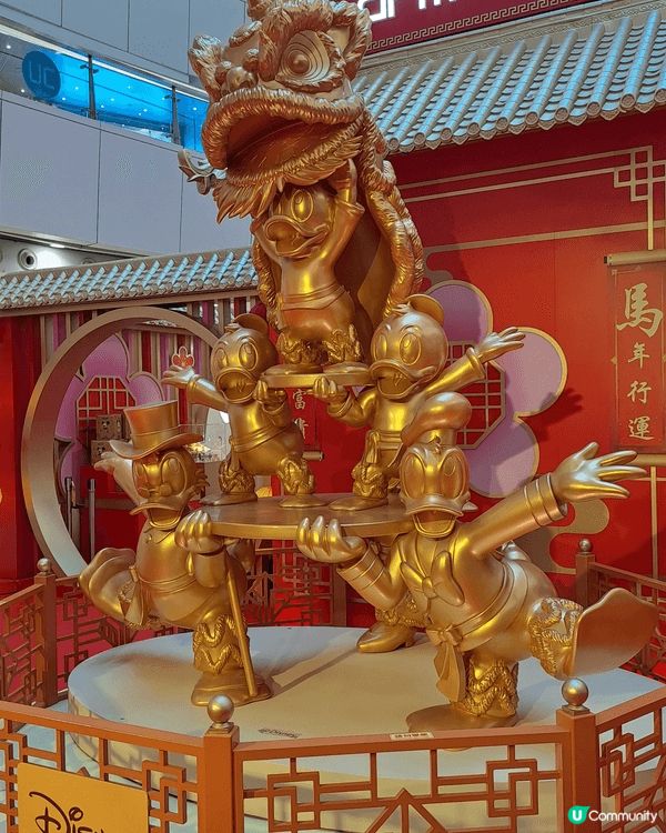 觀塘Apm大堂有金碧輝煌的迪士尼黃金屋，有米奇老鼠，唐老鴨，...