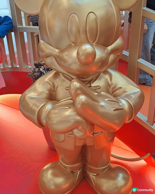 觀塘Apm大堂有金碧輝煌的迪士尼黃金屋，有米奇老鼠，唐老鴨，...