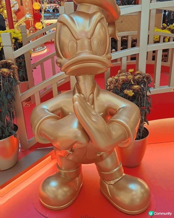 觀塘Apm大堂有金碧輝煌的迪士尼黃金屋，有米奇老鼠，唐老鴨，...