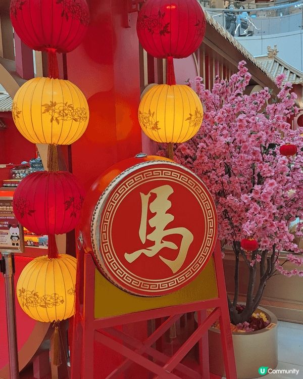 觀塘Apm大堂有金碧輝煌的迪士尼黃金屋，有米奇老鼠，唐老鴨，...