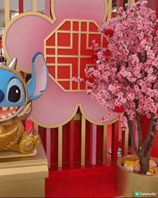 觀塘Apm大堂有金碧輝煌的迪士尼黃金屋，有米奇老鼠，唐老鴨，...